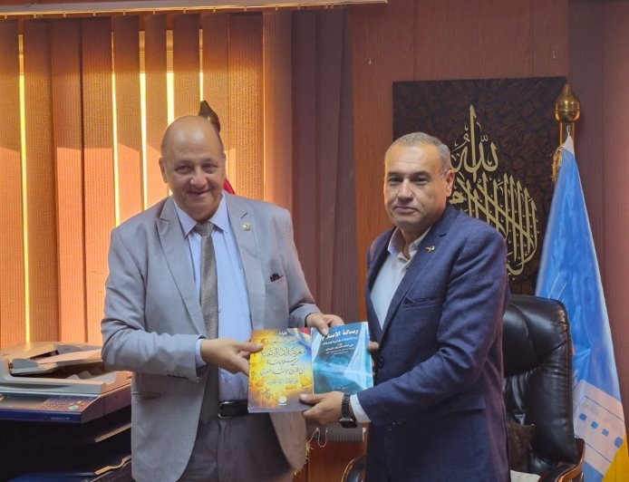 وفد مؤسسة رسالة السلام العالمية يهدي وكيل أول وزارة الشباب والرياضة بالإسكندرية كتابين للمفكر العربي علي الشرفاء الحمادي