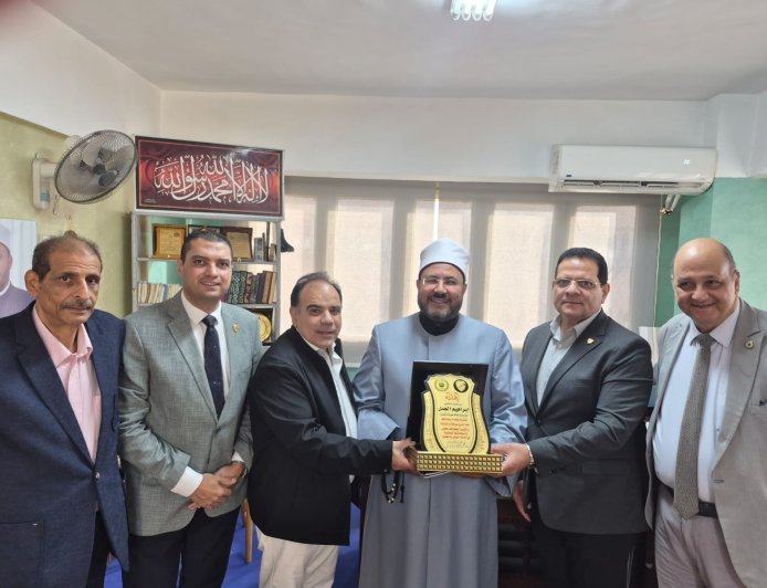 وفد مؤسسة رسالة السلام العالمية يزور الدكتور إبراهيم الجمل رئيس لجنة الفتوى والأمين العام لبيت العائلة المصرية بالإسكندرية ويهديه ثلاثة كتب للمفكر على الشرفاء ودرع تكريم