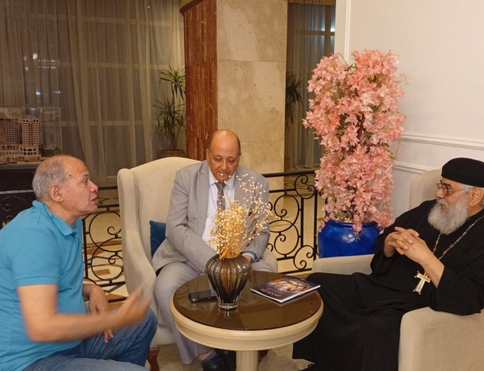 رئيس مجلس أمناء مؤسسة رسالة السلام العالمية بالقاهرة يلتقى مع القس لوقا من القيادات الكنسية بكنيسة كاليفورنيا ويهديه نسختين بالعربية والإنجليزية من كتاب القران يشهد بصحة العقيدة المسيحية للمفكر العربى على الشرفاء