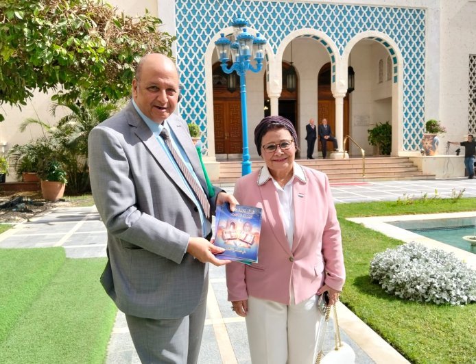 على هامش فعالية بجامعة الدول العربية.. رئيس مجلس أمناء مؤسسة رسالة السلام العالمية بالقاهرة يهدي مؤلفات المفكر  علي الشرفاء إلى د. عبلة الألفى نائب وزير الصحة المصري