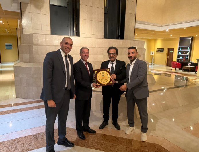 اتحاد الناشرين المصريين يُهدي درع الاتحاد لإدارة الصالون الدولي للكتاب بالجزائر تقديرًا لجهودها وتعزيزًا للعلاقات الثقافية بين مصر والجزائر