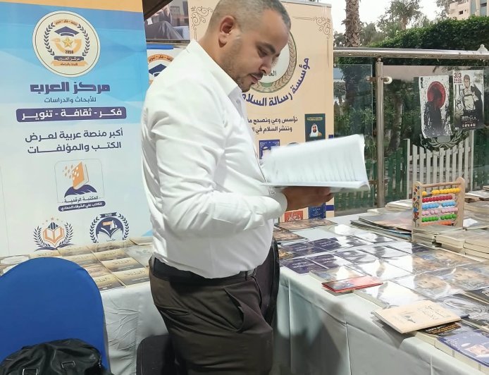 مسؤول تنسيق المشروعات التشاركية باتحاد الصناعات المصرية يزور جناح مؤسسة رسالة السلام بمعرض كتاب مركز شباب الجزيرة