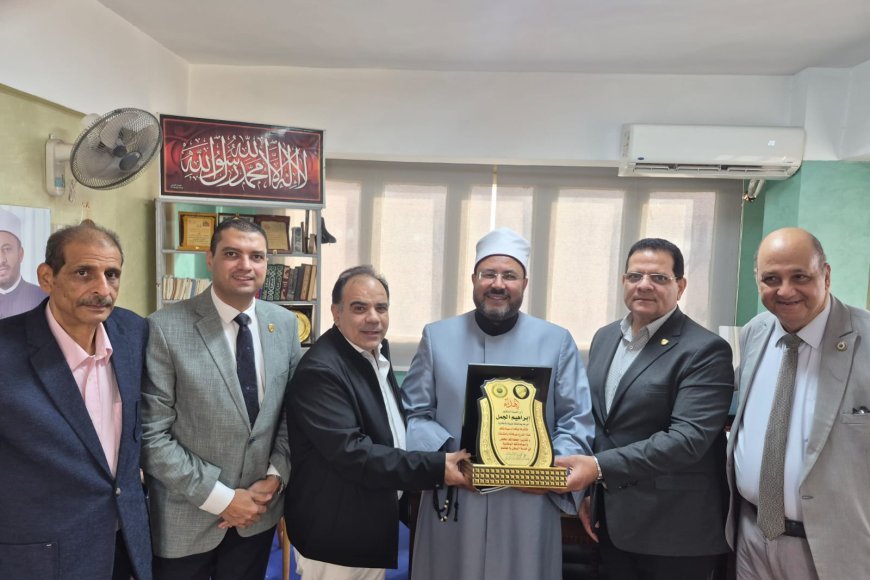 وفد مؤسسة رسالة السلام العالمية يزور الدكتور إبراهيم الجمل رئيس لجنة الفتوى والأمين العام لبيت العائلة المصرية بالإسكندرية ويهديه ثلاثة كتب للمفكر على الشرفاء ودرع تكريم