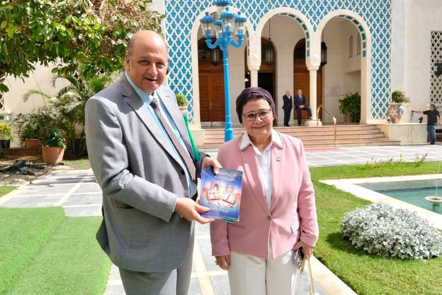 على هامش فعالية بجامعة الدول العربية.. رئيس مجلس أمناء مؤسسة رسالة السلام العالمية بالقاهرة يهدي مؤلفات المفكر  علي الشرفاء إلى د. عبلة الألفى نائب وزير الصحة المصري
