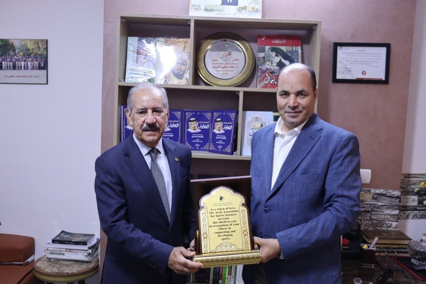 البروفيسور العراقي ريسان خرابيط يهدي درعًا لمؤسسة رسالة السلام ويشيد بمشروعها التنويري وأفكار مؤسسها