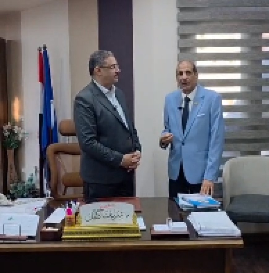 رئيس الهيئة الاستشارية لمؤسسة رسالة السلام العالمية يهدى كتاب "بقيادة مصر المعركة الأخيرة" لنقيب مهندسي رأس البر ودمياط