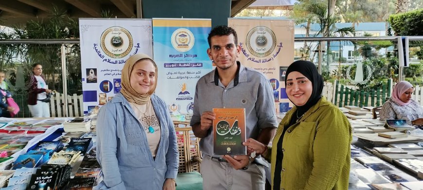 مؤسسة رسالة السلام تهدي رواد جناحها بمعرض مركز شباب الجزيرة إصدارات جديدة للمفكر علي الشرفاء الحمادي