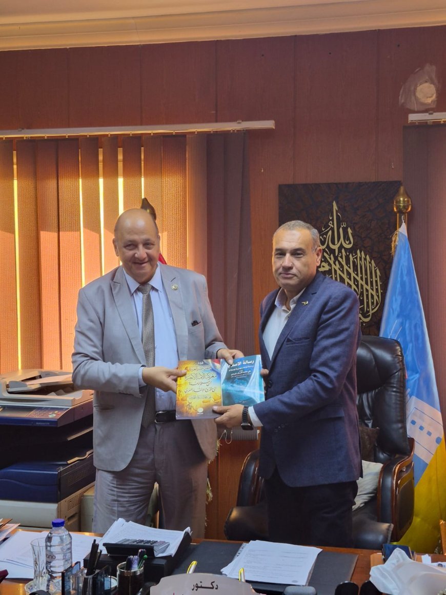 وفد مؤسسة رسالة السلام العالمية يهدي وكيل أول وزارة الشباب والرياضة بالإسكندرية كتابين للمفكر العربي علي الشرفاء الحمادي