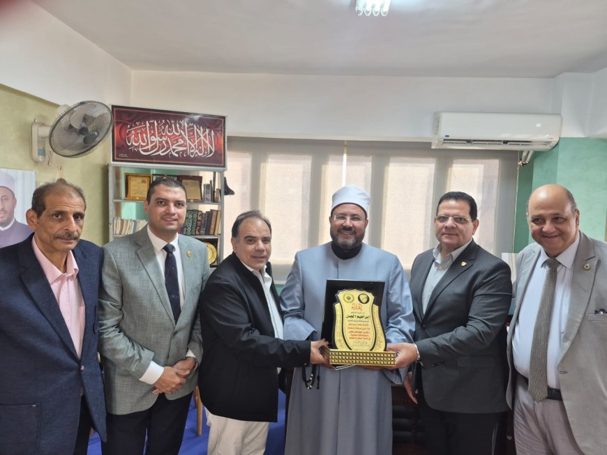 وفد مؤسسة رسالة السلام العالمية يزور الدكتور إبراهيم الجمل رئيس لجنة الفتوى والأمين العام لبيت العائلة المصرية بالإسكندرية ويهديه ثلاثة كتب للمفكر على الشرفاء ودرع تكريم
