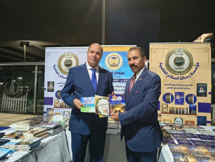 محمد فتحي الشريف يهدي إصدارات «ومضات على الطريق» للدكتور فوزي يونس بمعرض كتاب مركز شباب الجزيرة