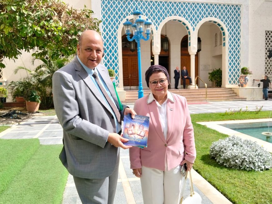 على هامش فعالية بجامعة الدول العربية.. رئيس مجلس أمناء مؤسسة رسالة السلام العالمية بالقاهرة يهدي مؤلفات المفكر  علي الشرفاء إلى د. عبلة الألفى نائب وزير الصحة المصري
